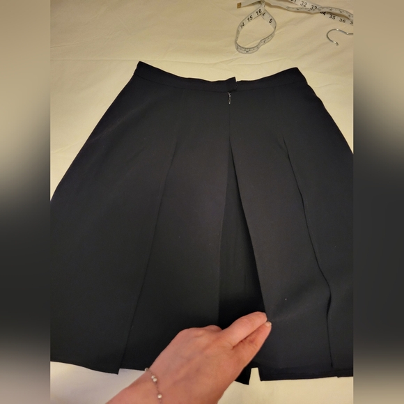 CHANEL Black Asymmetrical Pleated Midi Skirt – Boutique – Size FR 42 (US 10) - Picture 9 of 12